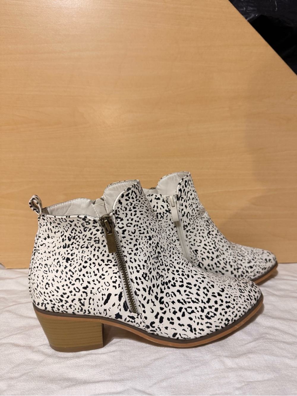Journey Collection Rebel white cheetah ankle boots size 9